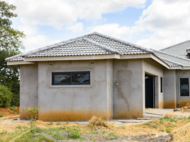 Sample photo: front view of a plastered house with a tiled roof